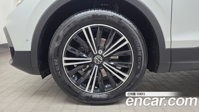 Volkswagen Tiguan (II) 2.0 TDI Premium 2022 — фото 5