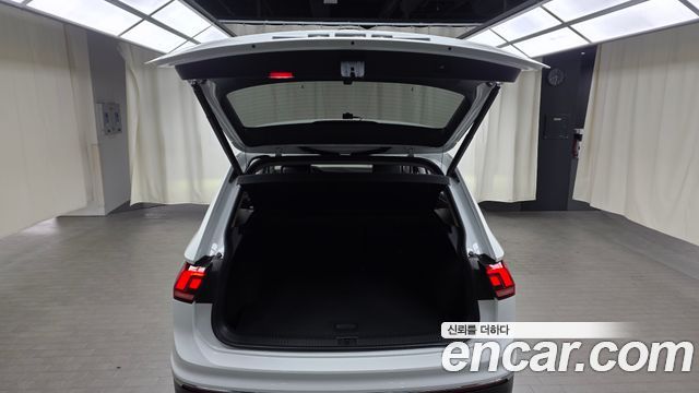 Volkswagen Tiguan (II) 2.0 TDI Premium 2022 — фото 18
