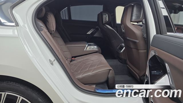BMW 7 Series (G70) 740i sDrive M Sport 2023 — фото 11