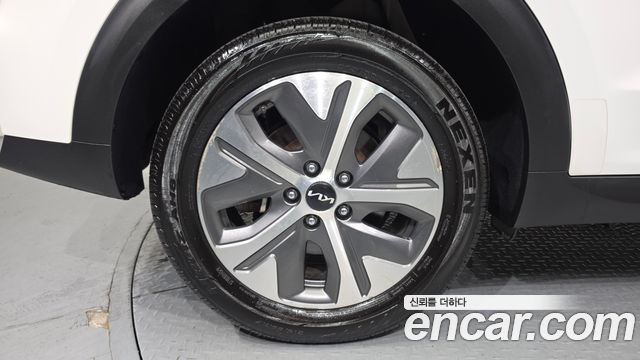 Kia Niro Plus Air 2024 — фото 5