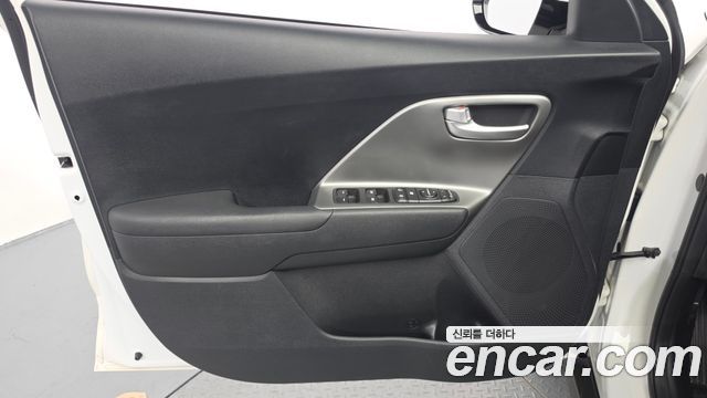 Kia Niro Plus Air 2024 — фото 24