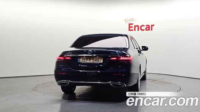 Mercedes-Benz E-Class (W213) E220d 4MATIC Exclusive 2021 — фото 4