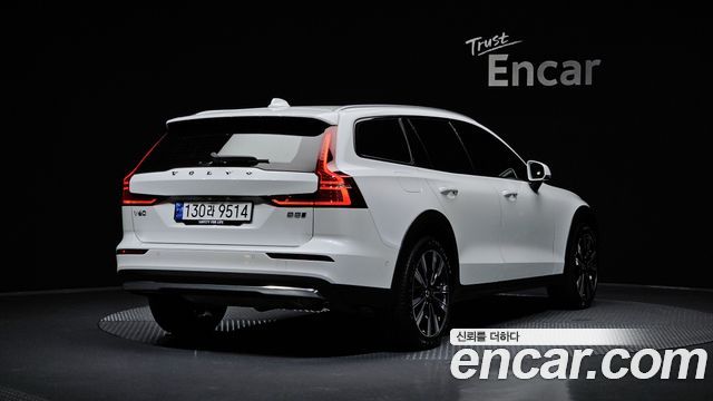 Volvo V60 Cross Country (II) B5 Ultimate AWD 2024 — фото 2