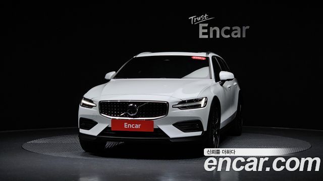 Volvo V60 Cross Country (II) B5 Ultimate AWD 2024 — фото 3