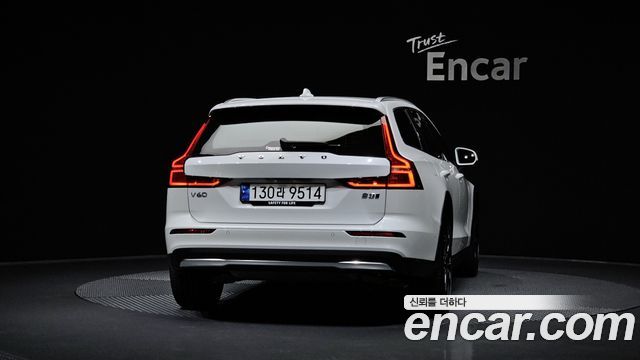 Volvo V60 Cross Country (II) B5 Ultimate AWD 2024 — фото 4