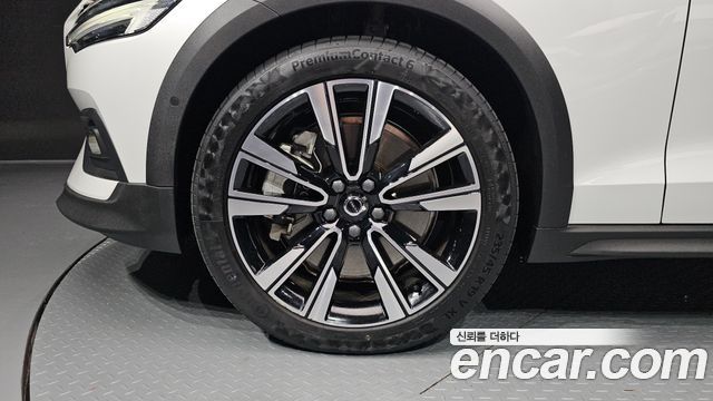 Volvo V60 Cross Country (II) B5 Ultimate AWD 2024 — фото 5