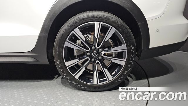 Volvo V60 Cross Country (II) B5 Ultimate AWD 2024 — фото 21