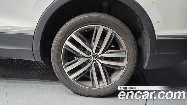 Volkswagen Tiguan Allspace 2.0 TSI Prestige 2023 — фото 21