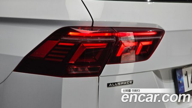 Volkswagen Tiguan Allspace 2.0 TSI Prestige 2023 — фото 23