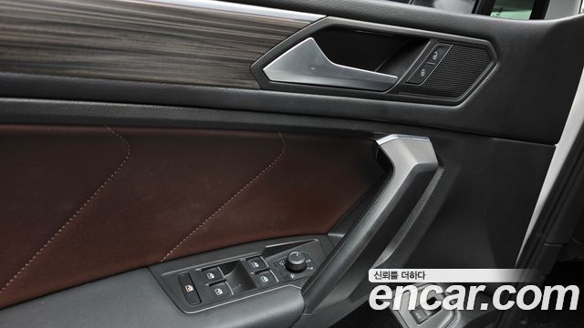 Volkswagen Tiguan Allspace 2.0 TSI Prestige 2023 — фото 24
