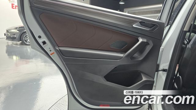 Volkswagen Tiguan Allspace 2.0 TSI Prestige 2023 — фото 25