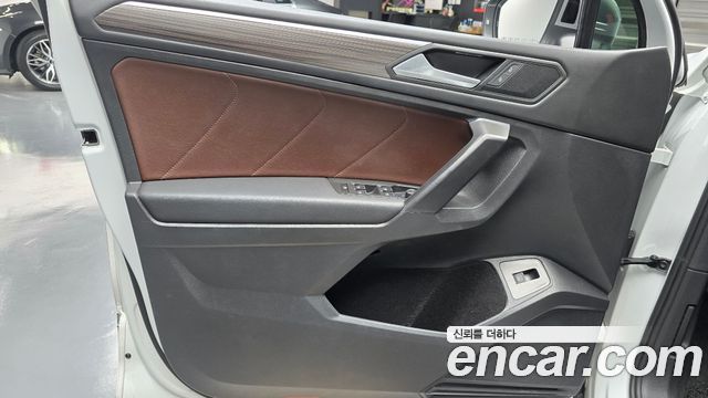 Volkswagen Tiguan Allspace 2.0 TSI Prestige 2023 — фото 30