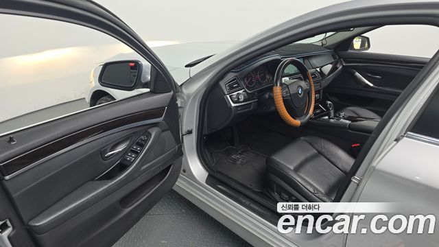 BMW 5 Series (F10) 528i 2011 — фото 10