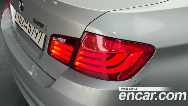 BMW 5 Series (F10) 528i 2011 — фото 23