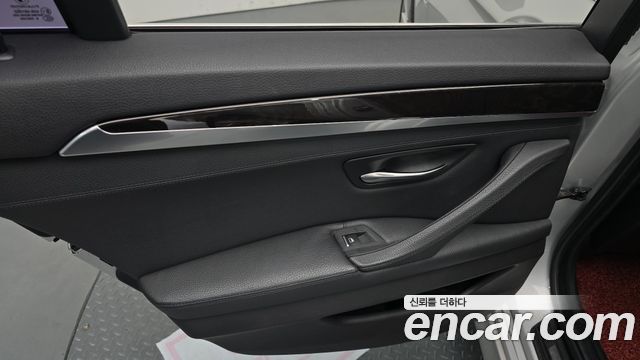BMW 5 Series (F10) 528i 2011 — фото 24