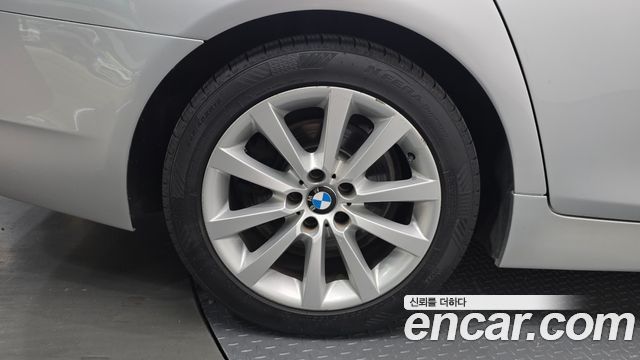 BMW 5 Series (F10) 528i 2011 — фото 30