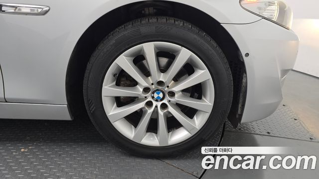 BMW 5 Series (F10) 528i 2011 — фото 31