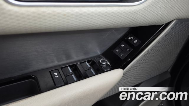 Land Rover Range Rover Velar 2.0 D240 R-Dynamic SE 2018 — фото 35