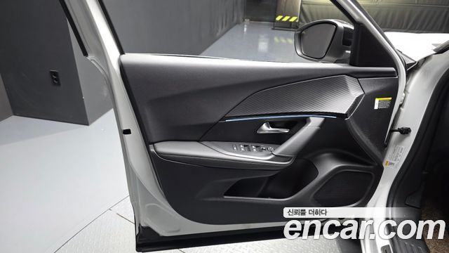 Peugeot e-2008 (II) EV GT 2023 — фото 24