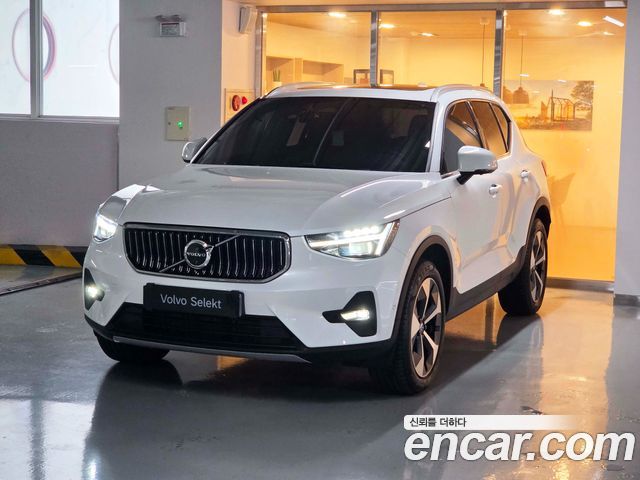 Volvo XC40 B4 Ultra Bright 2026 — фото 1
