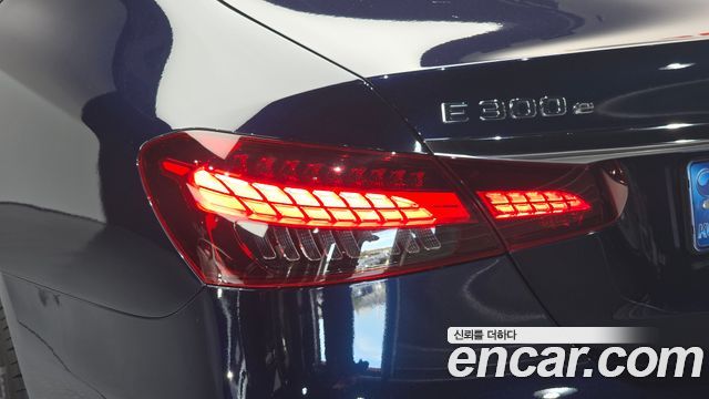 Mercedes-Benz E-Class (W213) E300e 4MATIC Exclusive 2022 — фото 23