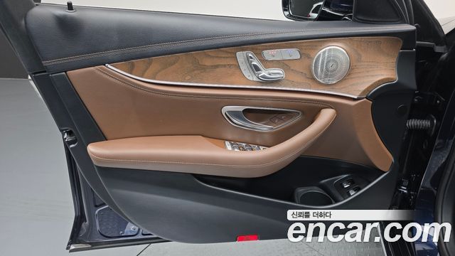 Mercedes-Benz E-Class (W213) E300e 4MATIC Exclusive 2022 — фото 24