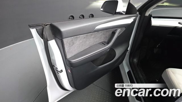 Tesla Model Y Long Range AWD 2024 — фото 29