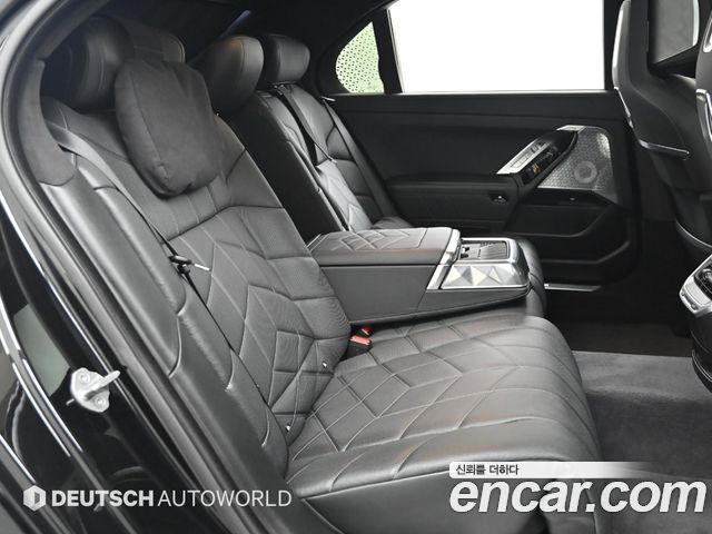 BMW 7 Series (G70) 750e xDrive Design Pure Excellence 2023 — фото 16