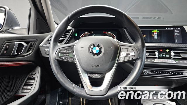 BMW 1 Series (F40) 120i Sports 2023 — фото 13
