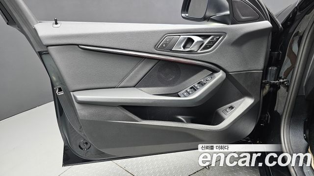 BMW 1 Series (F40) 120i Sports 2023 — фото 24