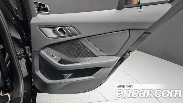 BMW 1 Series (F40) 120i Sports 2023 — фото 25