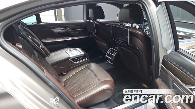 BMW 7 Series (G11) 745Le iPerformance Design Pure Excellence 2021 — фото 12