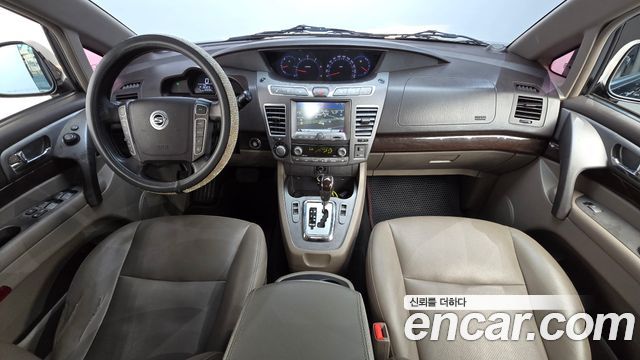 KG Mobility (SsangYong) Korando Turismo 4WD Chateau 11-seater 2015 — фото 7