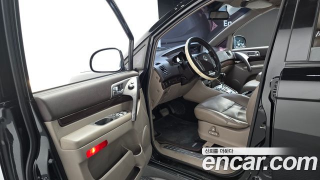 KG Mobility (SsangYong) Korando Turismo 4WD Chateau 11-seater 2015 — фото 10