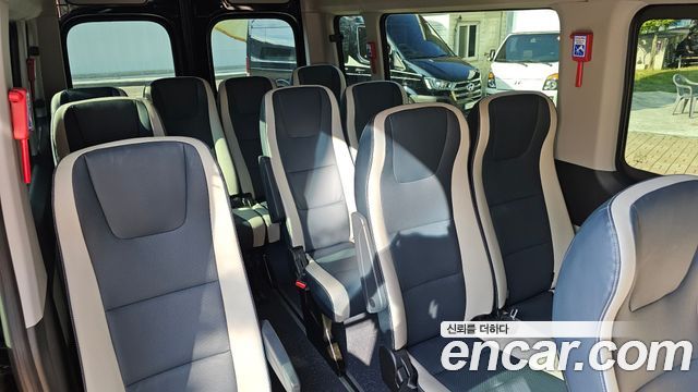 Hyundai Solati 15-seater Luxury 2024 — фото 12