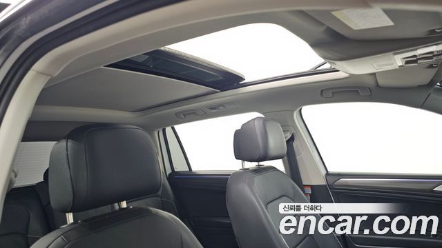 Volkswagen Tiguan Allspace 2.0 TSI Prestige 2023 — фото 22