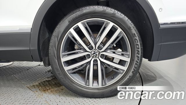 Volkswagen Tiguan Allspace 2.0 TSI Prestige 2023 — фото 27