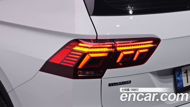 Volkswagen Tiguan Allspace 2.0 TSI Prestige 2023 — фото 29
