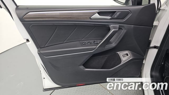 Volkswagen Tiguan Allspace 2.0 TSI Prestige 2023 — фото 30