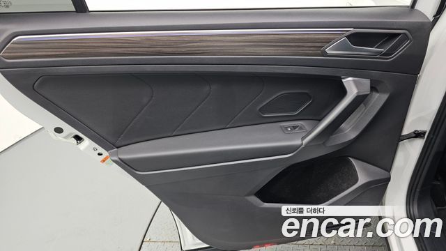 Volkswagen Tiguan Allspace 2.0 TSI Prestige 2023 — фото 31