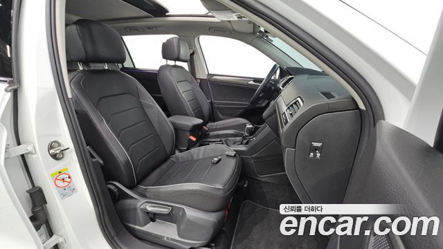 Volkswagen Tiguan Allspace 2.0 TSI Prestige 2023 — фото 32