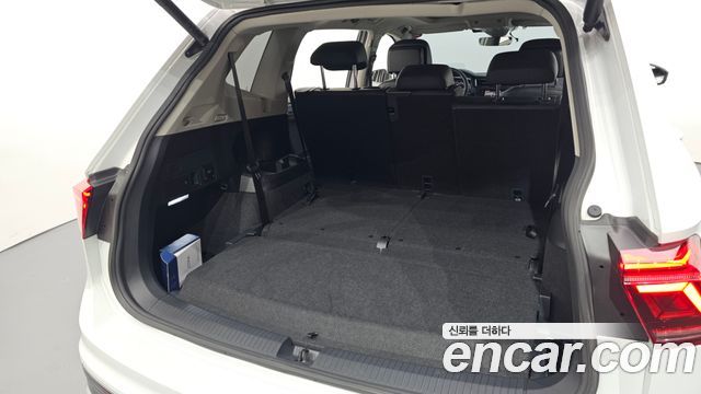 Volkswagen Tiguan Allspace 2.0 TSI Prestige 2023 — фото 38