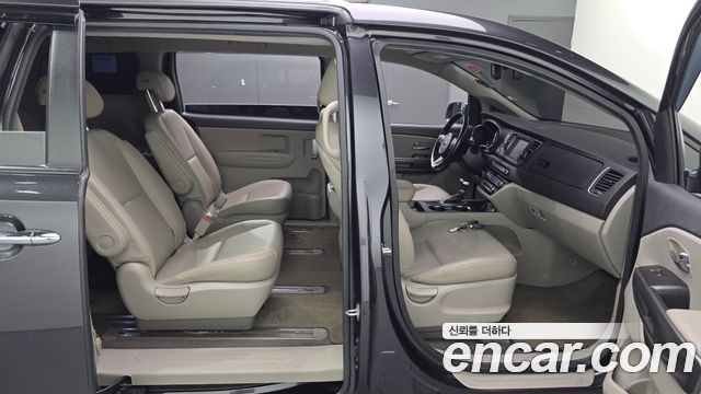 Kia Carnival 9-Seater Luxury 2019 — фото 11