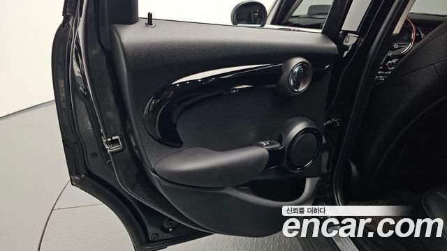 MINI Cooper 5Door HIGH 3rd 2018 — фото 25