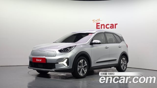 Kia Niro Plus Air 2023 — фото 1