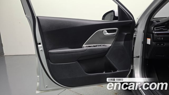 Kia Niro Plus Air 2023 — фото 24