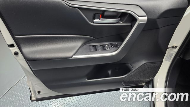 Toyota RAV4 (V) 2.5 2WD 2019 — фото 30
