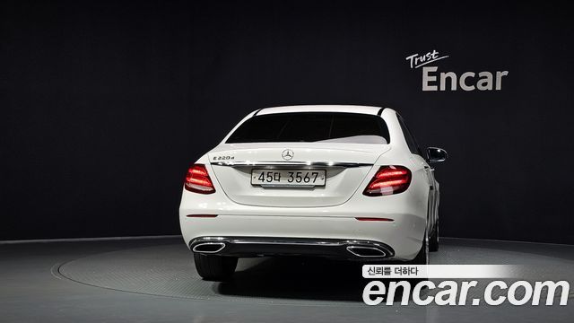 Mercedes-Benz E-Class (W213) E220d Avantgarde 2018 — фото 4
