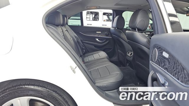 Mercedes-Benz E-Class (W213) E220d Avantgarde 2018 — фото 16