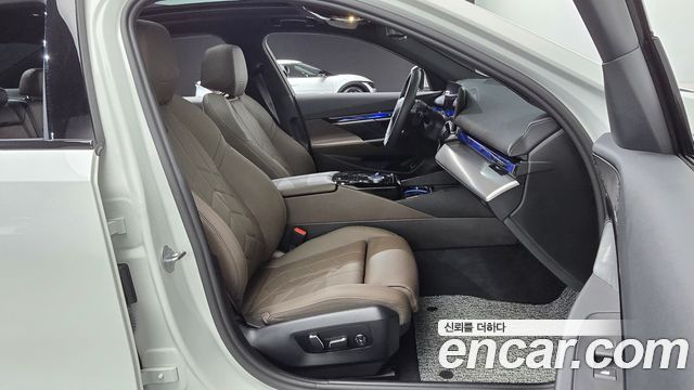 BMW 5 Series (G60) 520i Special Edition 2025 — фото 11